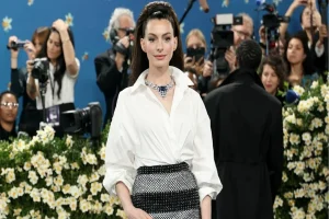Anne Hathaway’s Tribute to André Leon Talley at the 2025 Met Gala